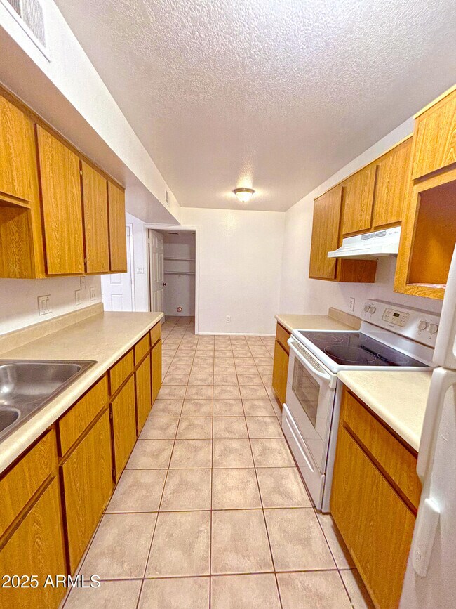 Building Photo - 416 N Roca