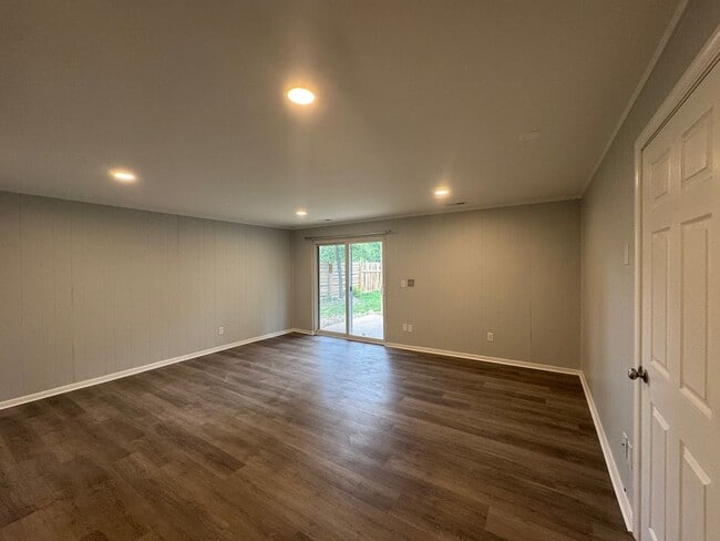 Building Photo - Renovated Townhouse with Fenced Yard