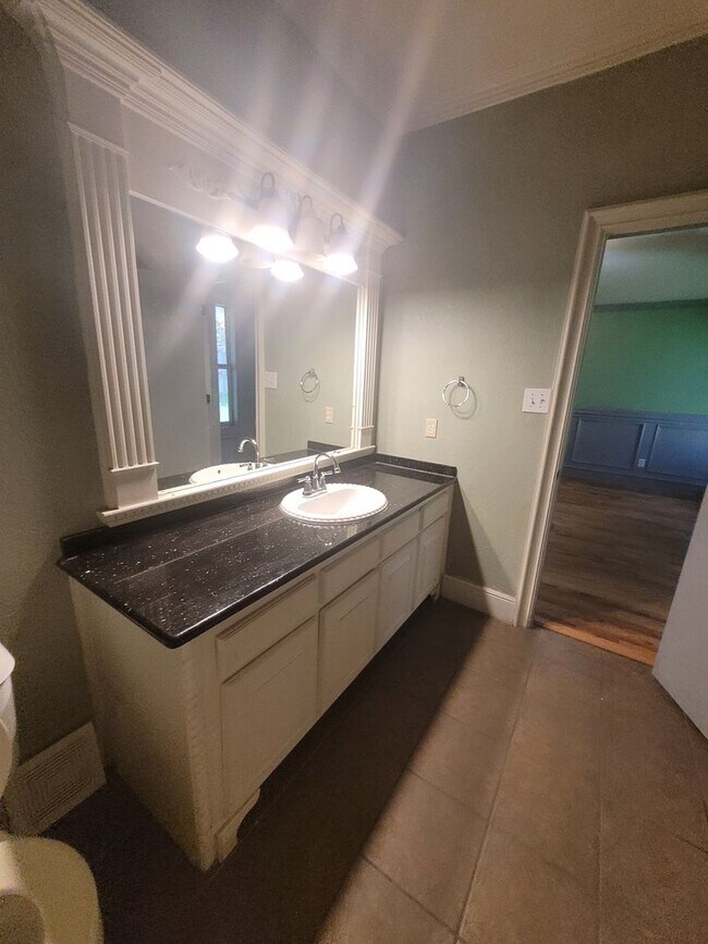 Building Photo - Great 3 bedroom in Meadowbrook area! Ask a...