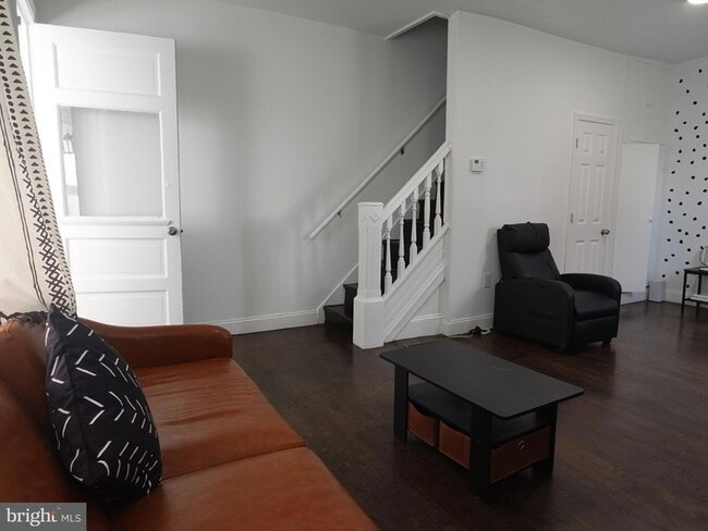 Building Photo - 6139 Larchwood Ave