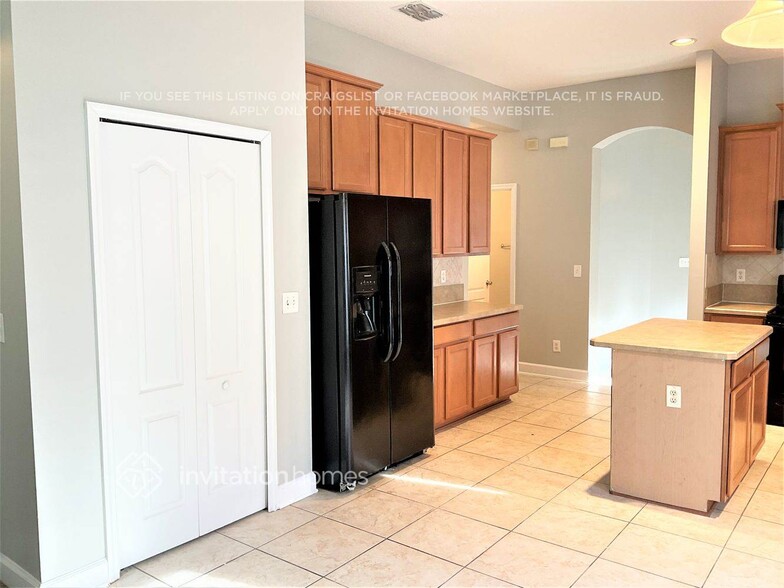 Building Photo - 14745 Falling Waters Dr