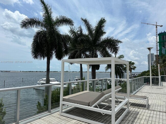 Building Photo - 1541 Brickell Ave