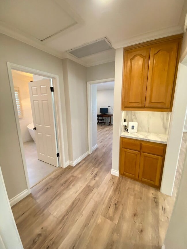 Building Photo - Beautifully Remodeled 3 Bedroom Naples Hou...