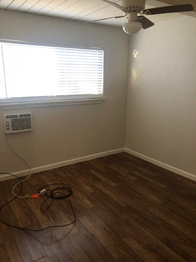 Building Photo - Centrally Located 2 Bed/1 Bath Duplex in L...