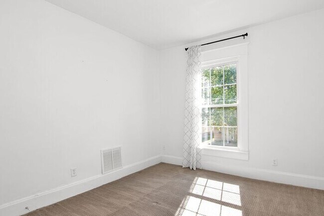 Building Photo - Classic Remodeled Townhome in Windsor Park