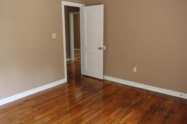 Building Photo - 905 W Whitney Ave