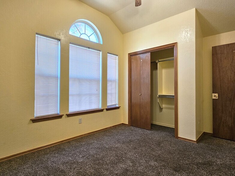 Building Photo - 205 N Eastgate Dr