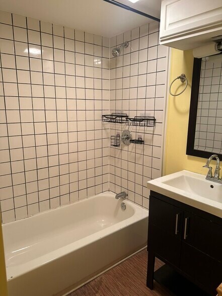 Bathroom Tub/Shower - 3405 NE Ainsworth St