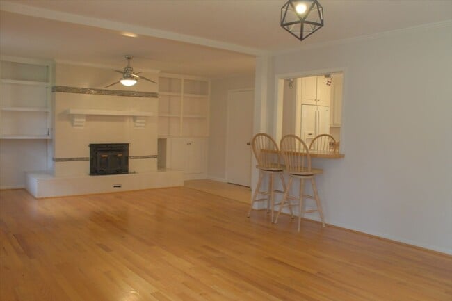 Building Photo - Well maintained ranch home available June ...