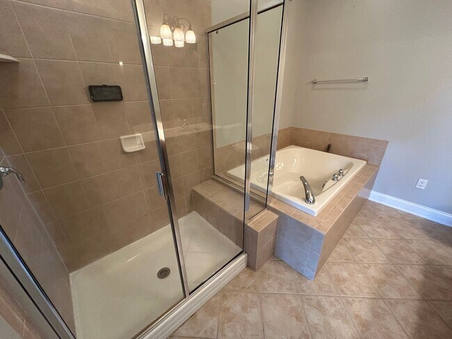 Building Photo - 2 Bedroom | 2 Bathroom Corner Unit Townhom...
