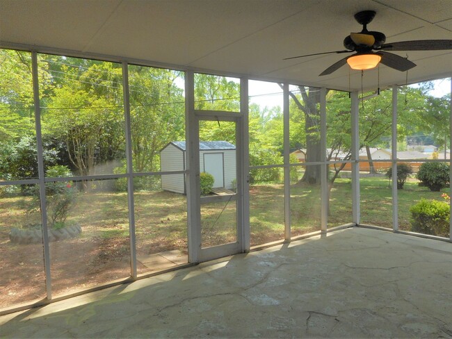 Building Photo - 3 Bedroom 2 Bath Brick Ranch Within 1 Bloc...