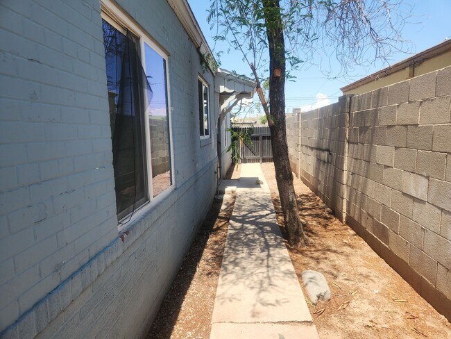 Building Photo - 1514 E Roosevelt St