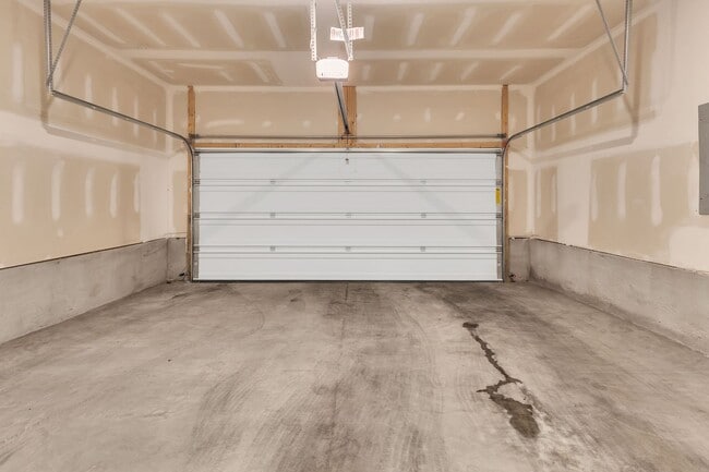Building Photo - Modern 3 Bed, 3.5 Bath Townhome in The Nat...