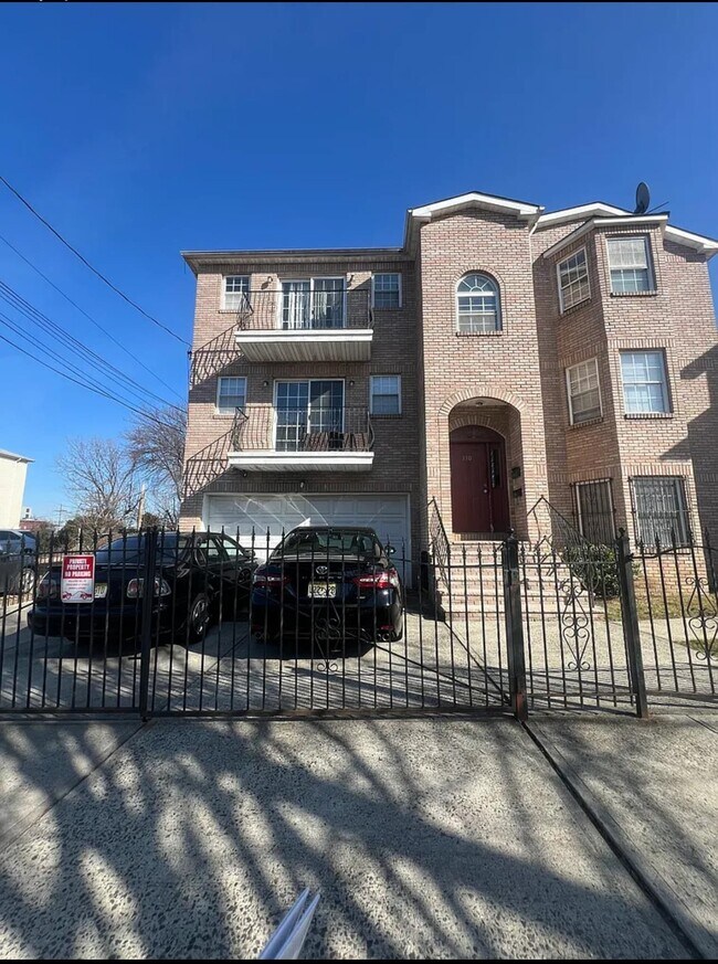 Primary Photo - 130 Hudson St