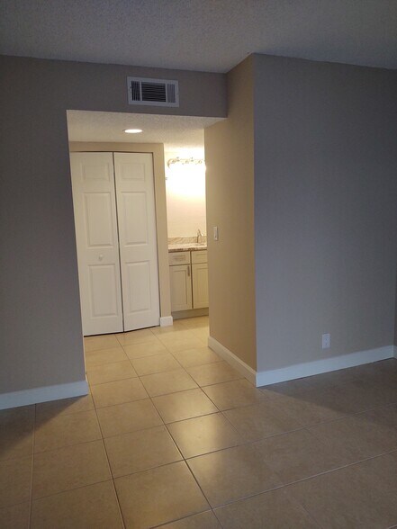 Building Photo - 1524 SE Royal Green Cir