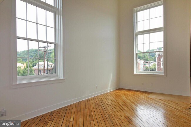 Building Photo - 71 N Main St