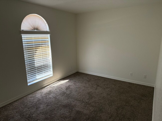 Building Photo - Centrally Located Home with Newer Energy E...
