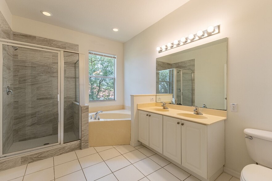 Building Photo - Spacious 3/2  in gated community off Colonial Blvd