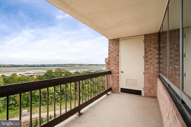 Building Photo - 1805 Crystal Dr