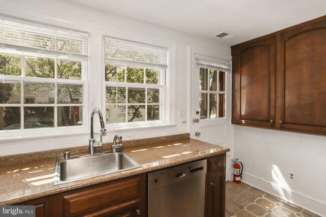 Building Photo - 1537 33rd St NW