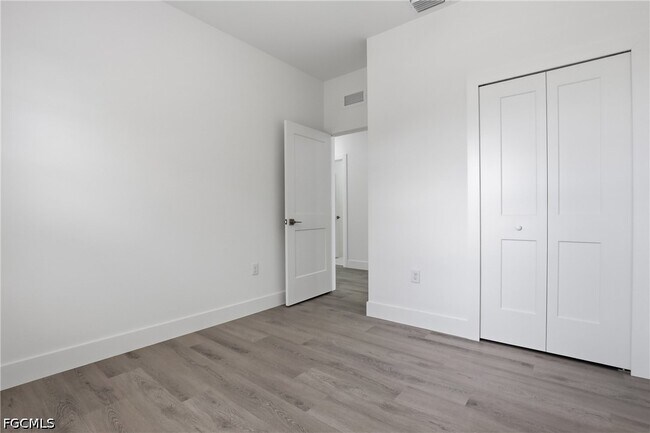Building Photo - 723 Ivan Ave S