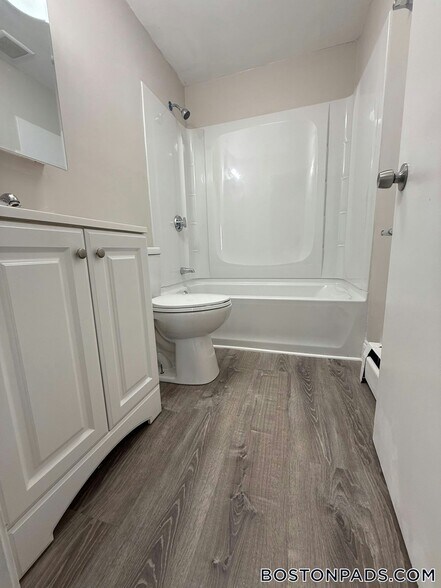 Building Photo - 71 Bernier St