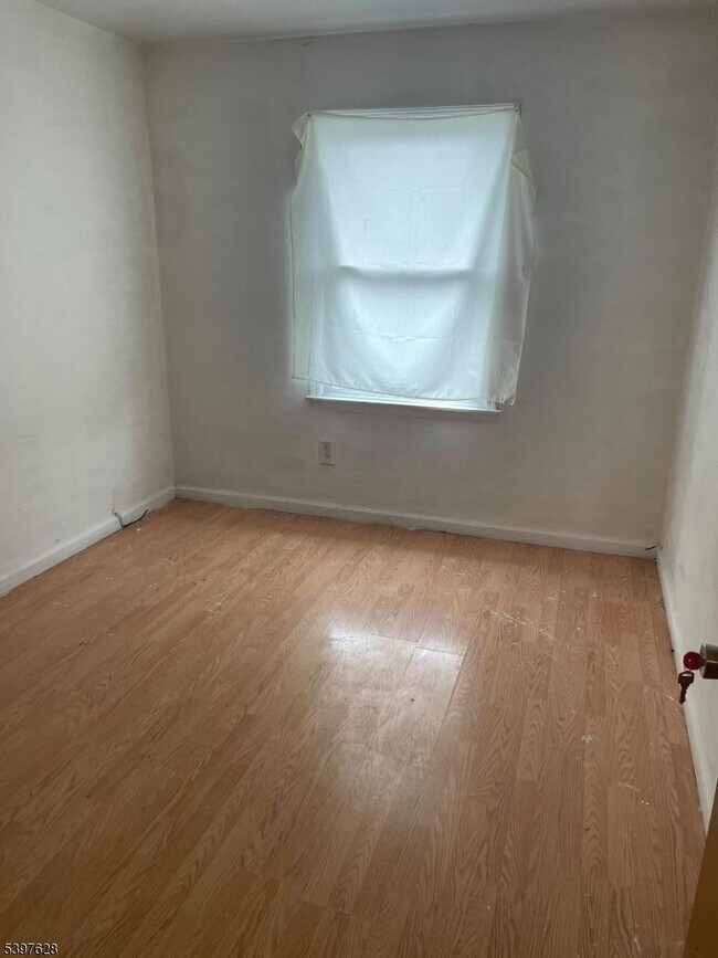 Building Photo - 743 E 18th St