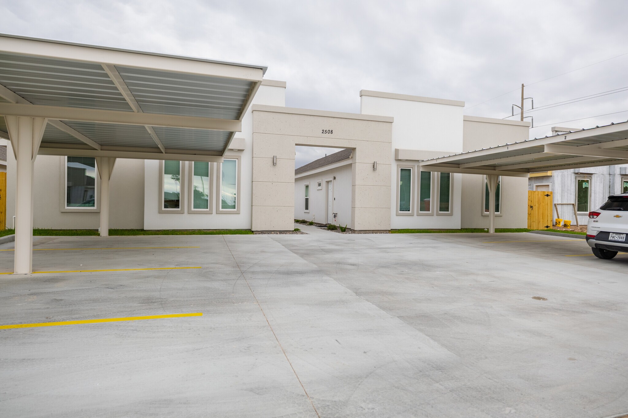 Building Photo - 722 S Stewart Blvd