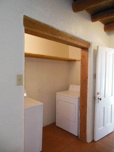 Building Photo - 523 Agua Fria St