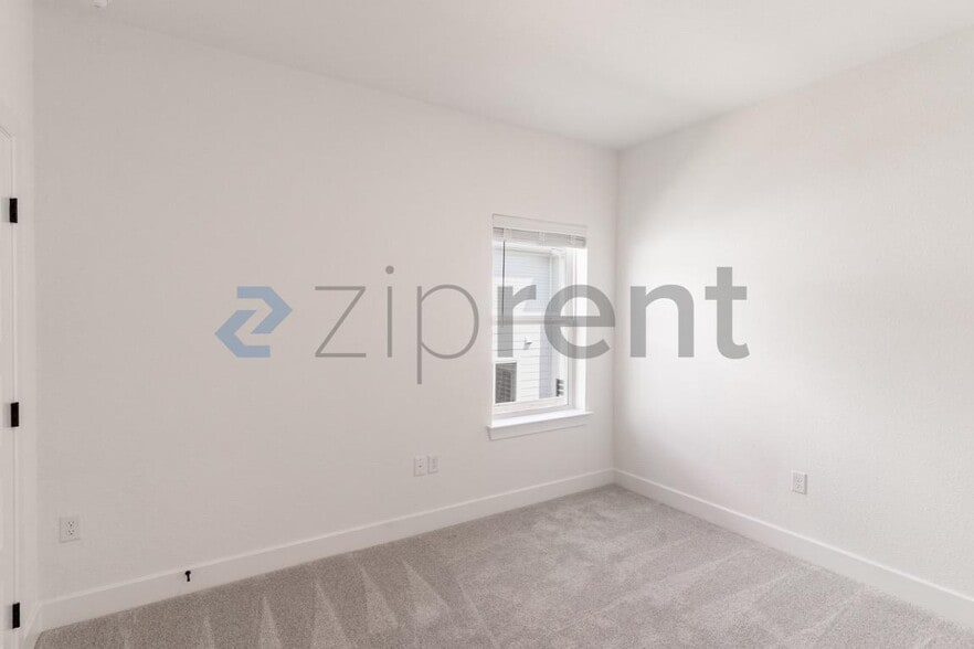 Building Photo - Unit B