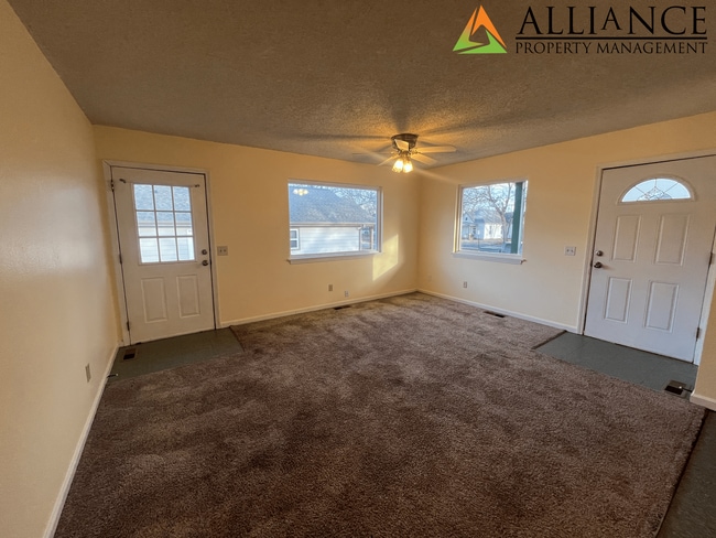 Building Photo - Spacious Rooms & Close to Downtown