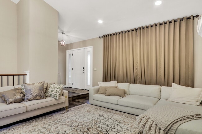 Building Photo - 658 White Ct