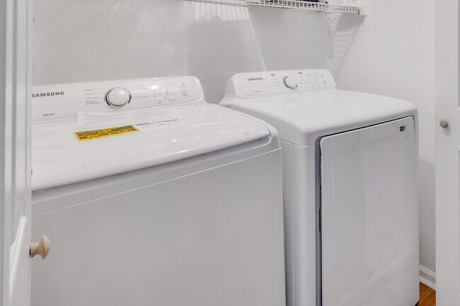 Building Photo - Move-In Ready Room Rental - PRIVATE BATH – No Deposit, Quick Approvals!