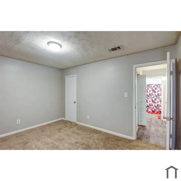 Building Photo - Room in Apartment on Stanton Rd SW