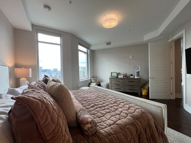 Building Photo - Spacious 2 bedroom 3 bath condo with office in City Lights!