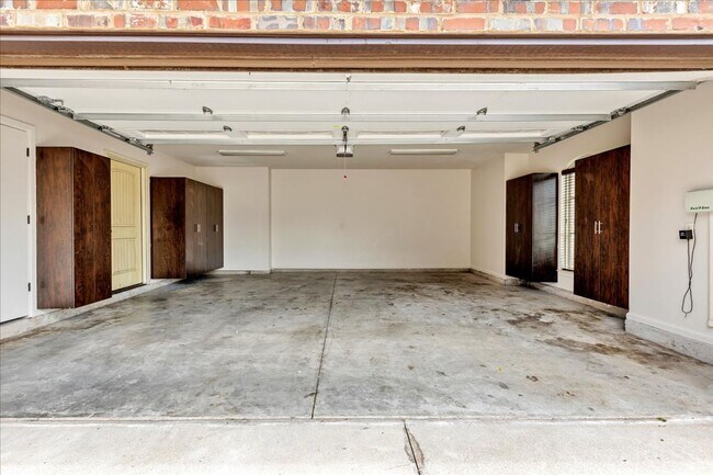 Building Photo - Gorgeous Executive Home - Open Plan - Stor...