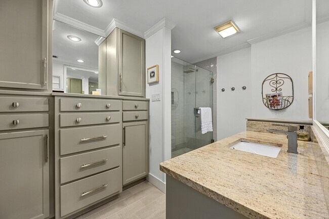 Building Photo - 1300 Pasaguarda Dr