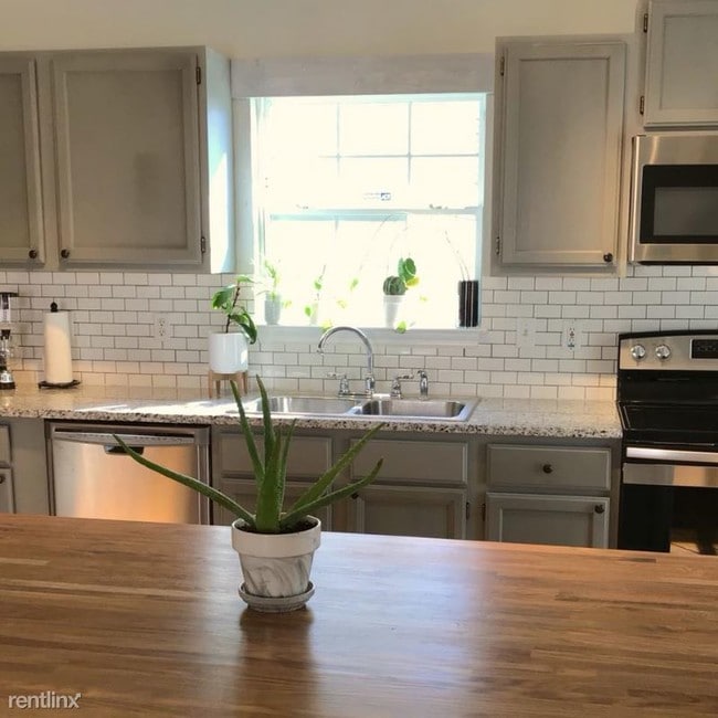Building Photo - 2 br, 2.5 bath House - 815 Boylston