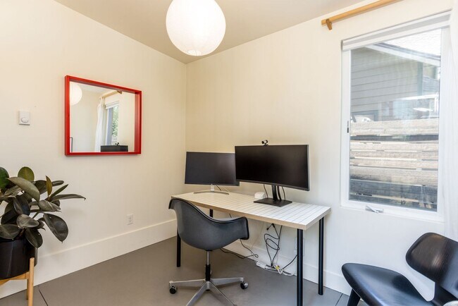 Building Photo - Furnished 2 Bed 2 Bath on Bend's Westside