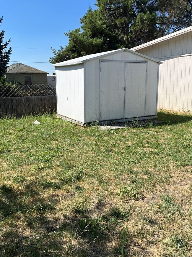 Building Photo - 2 Bedroom 1 bath in Suburbs