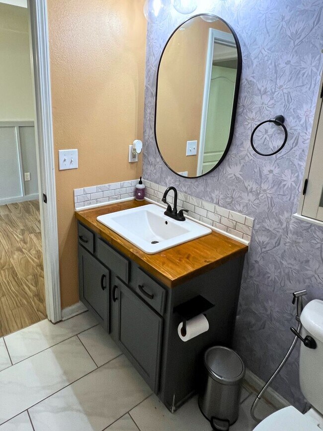 Building Photo - Stylish 4-Bedroom Home with Fenced Yard – Prime Location!