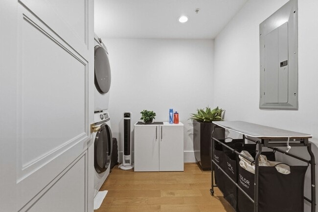 Building Photo - 377 W First St