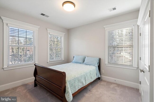 Building Photo - 1604 Colonial Ln