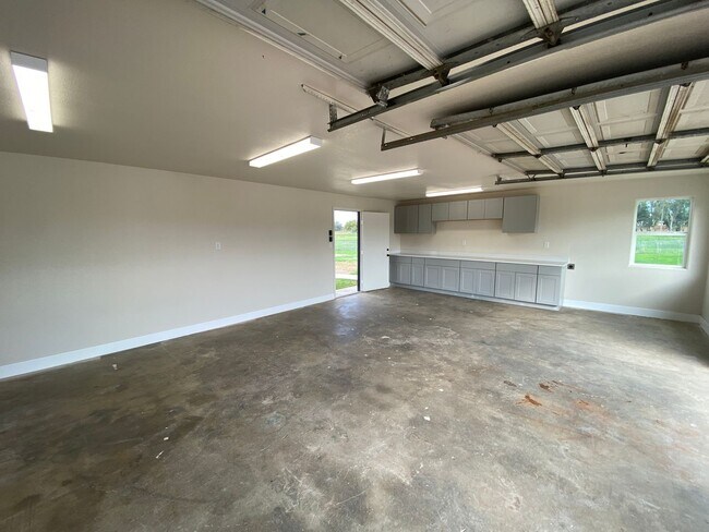 Building Photo - Fully Renovated Home on 5 Acres