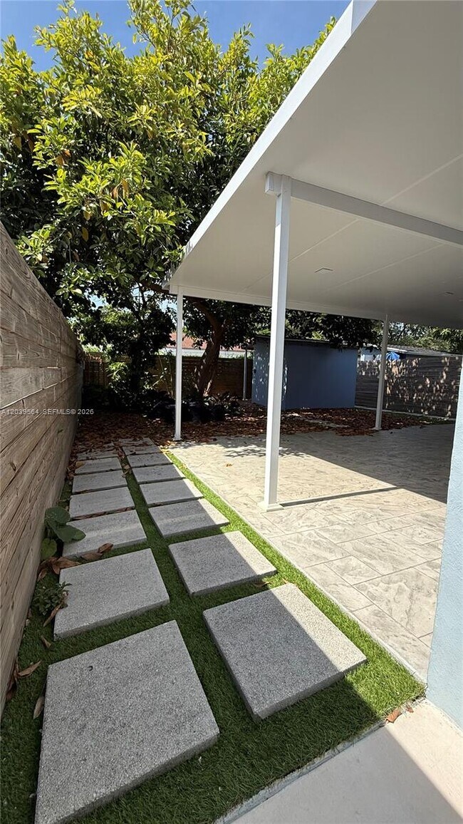 Building Photo - 1380 SW 20th St