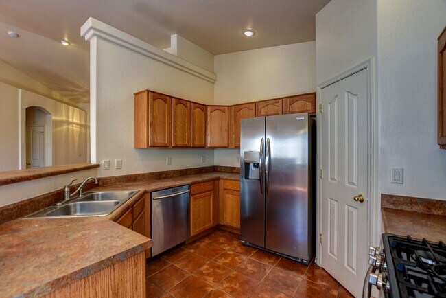 Building Photo - 5879 N Bronco Ln