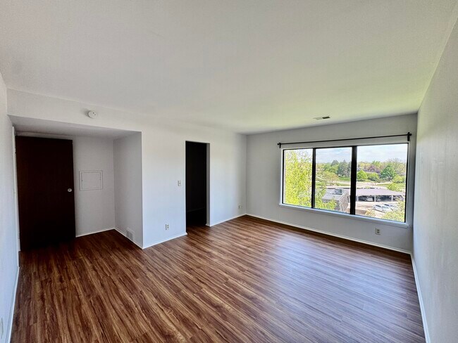 Building Photo - 2140 Pauline Blvd