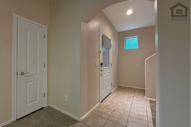 Building Photo - 3Bed/2.5Bath House at Union Hills Dr/32nd St! Ready for Immediate Move-In!