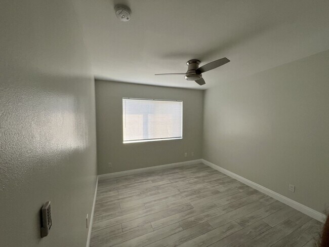 Building Photo - Spacious-Bright 3 Bedroom 2.5 Two story Bathroom Condo
