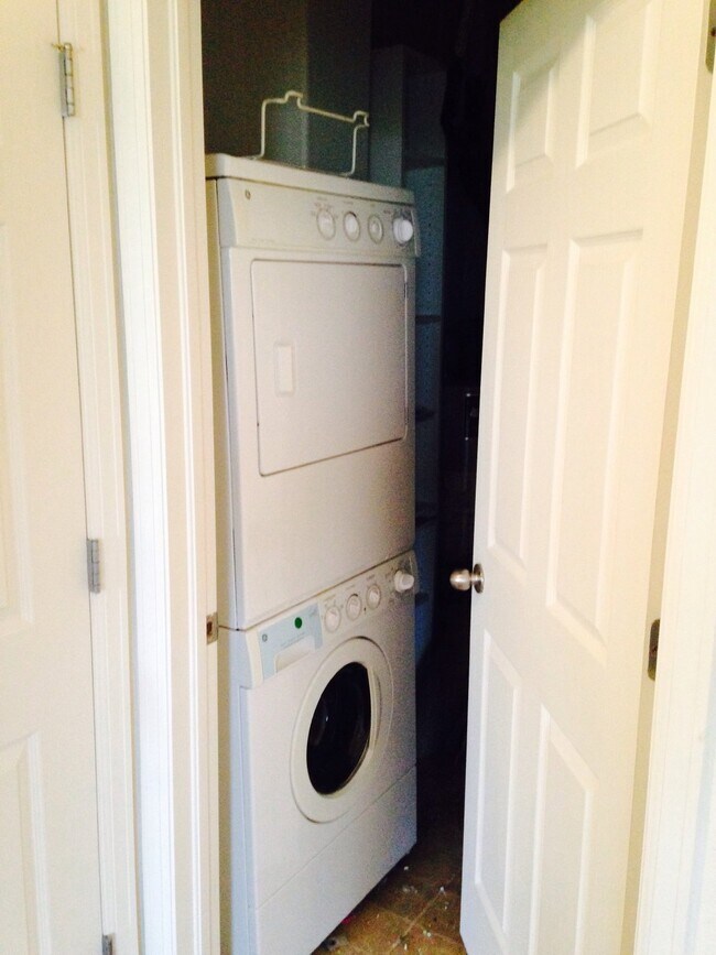 Building Photo - "Spacious 2-Bed, 2-Bath Condo Gem with Garage in Vibrant Denver Locale!"